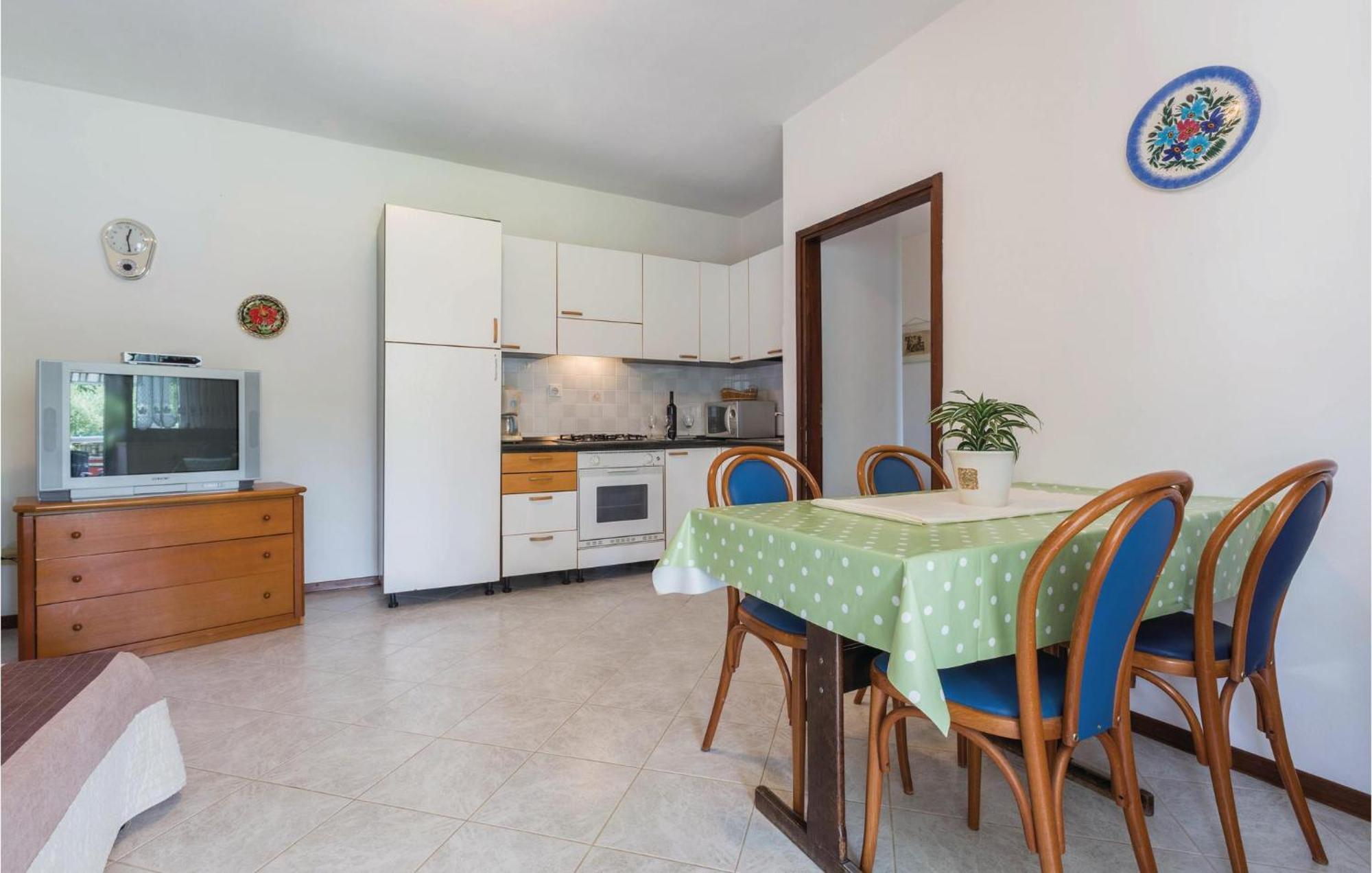 2 Bedroom Beautiful Apartment In Savudrija Ngoại thất bức ảnh