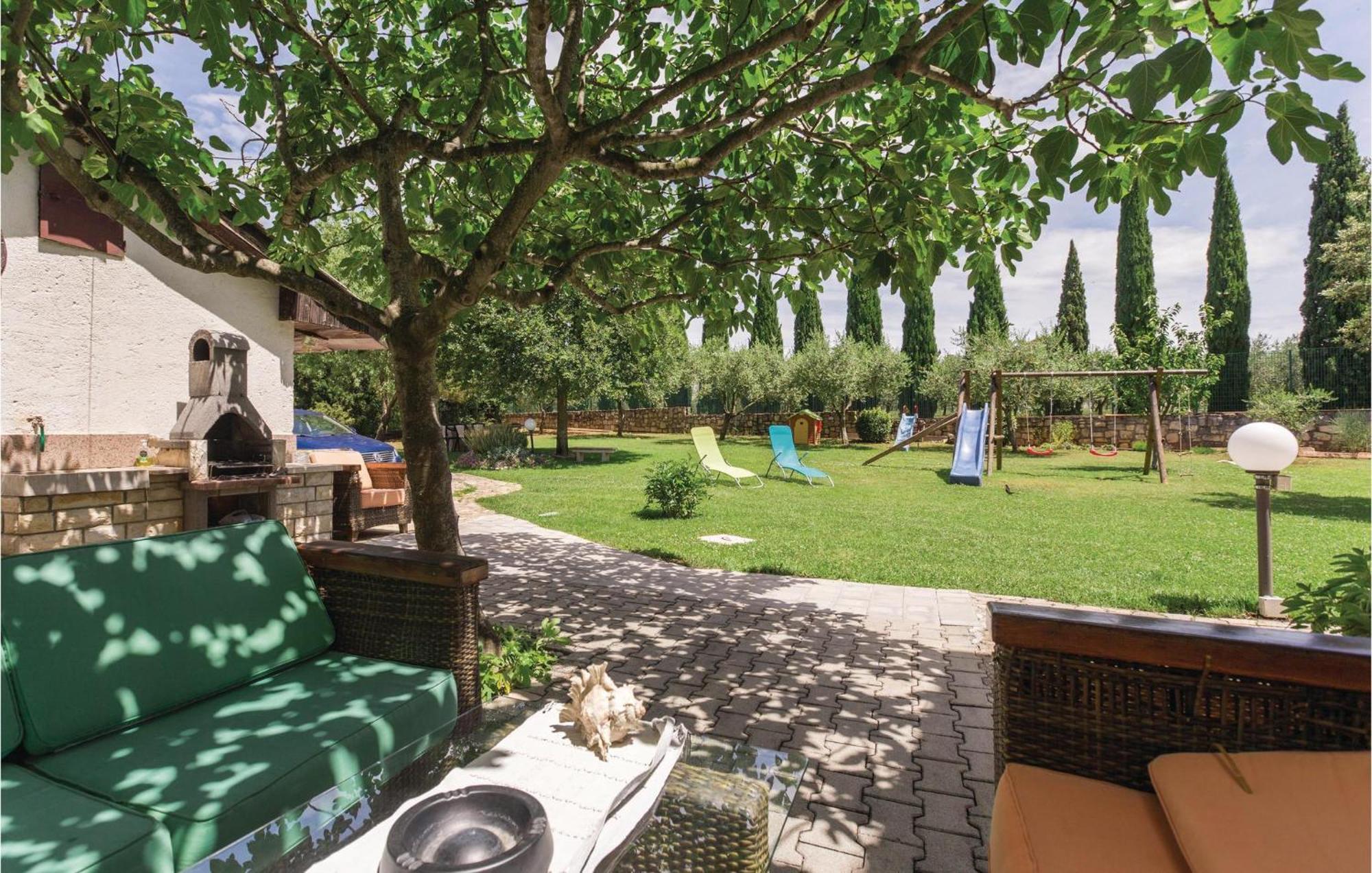 2 Bedroom Beautiful Apartment In Savudrija Ngoại thất bức ảnh