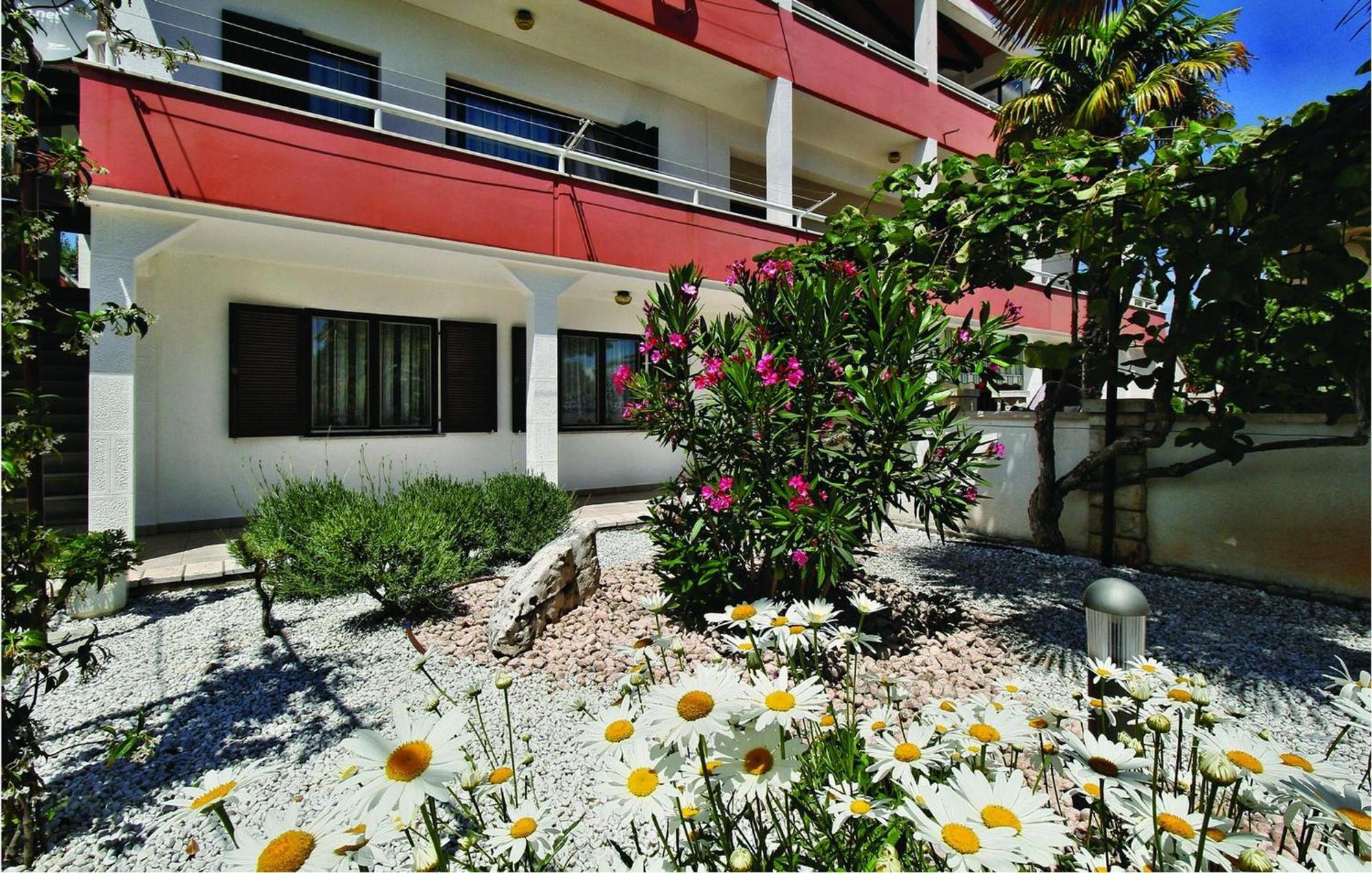 2 Bedroom Beautiful Apartment In Savudrija Ngoại thất bức ảnh