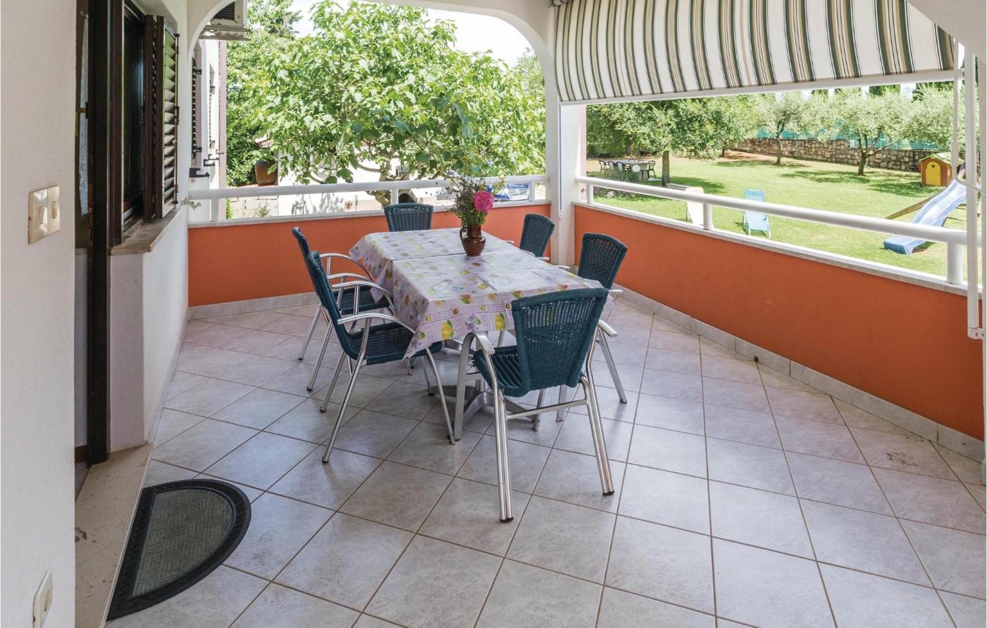 2 Bedroom Beautiful Apartment In Savudrija Ngoại thất bức ảnh
