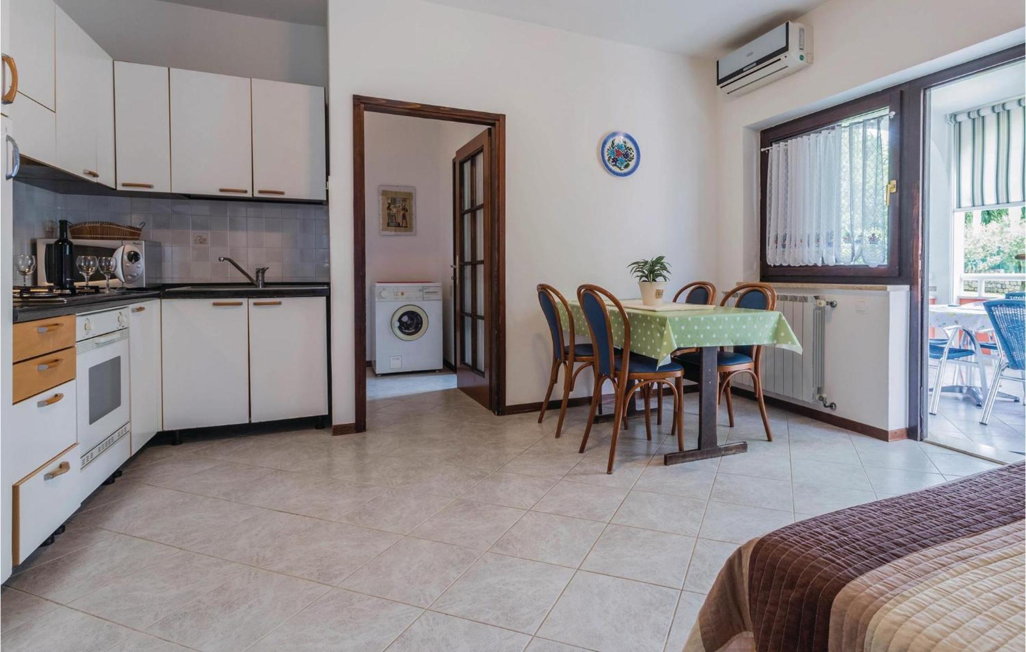 2 Bedroom Beautiful Apartment In Savudrija Ngoại thất bức ảnh